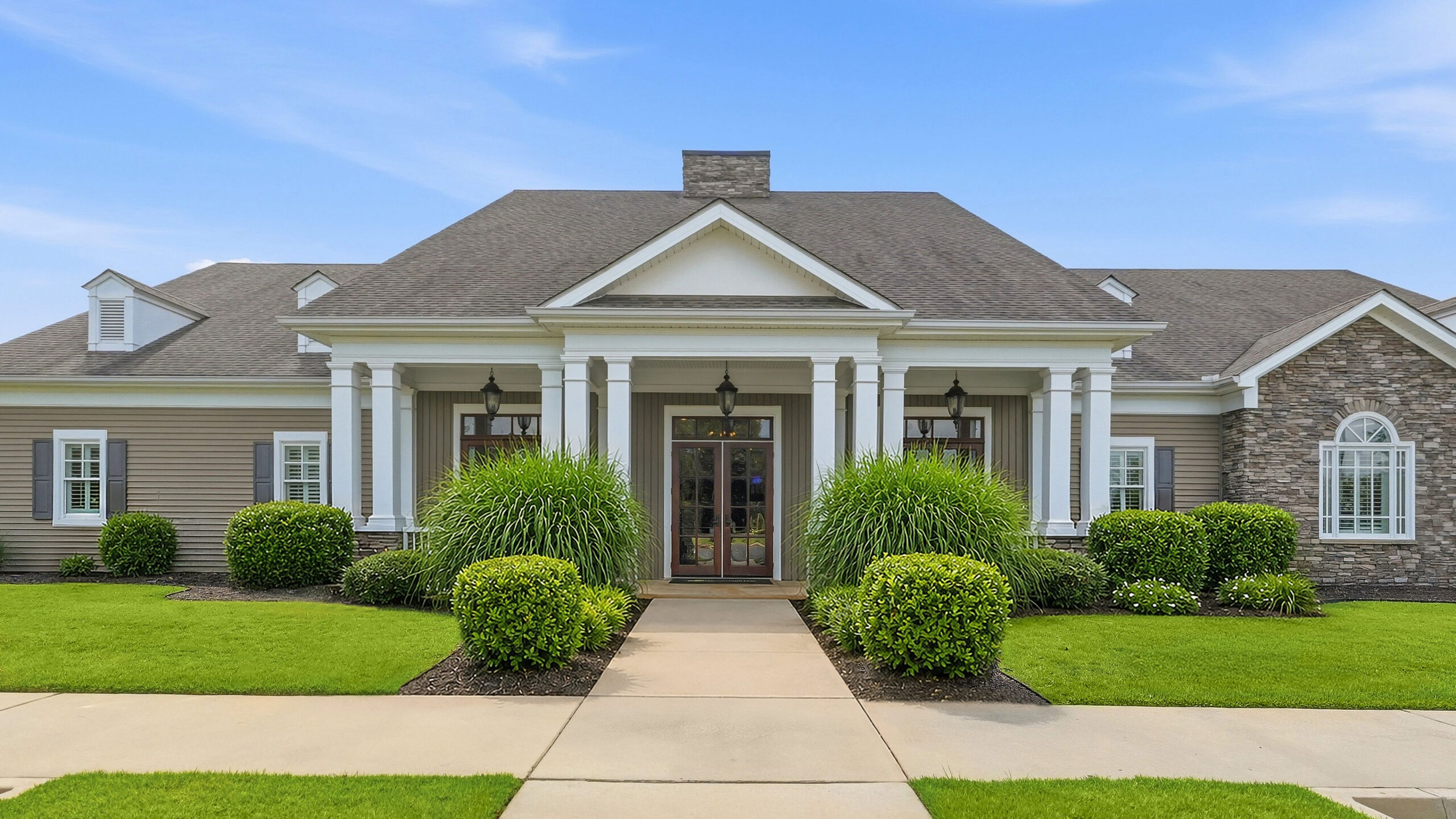 Hawthorne Crestview large outdoor porch area with entertainment bar and entry to leasing office
